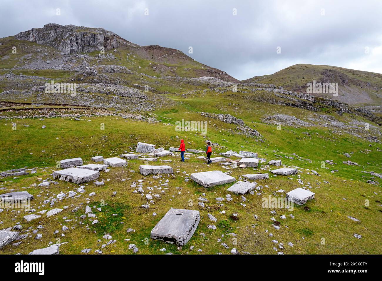 Madre e figlio, turisti in viaggio con la famiglia, esplorando lapidi medievali sugli altipiani della visocica, circondati dalla catena montuosa, dalla Bosnia e dall'Hercegovina Foto Stock