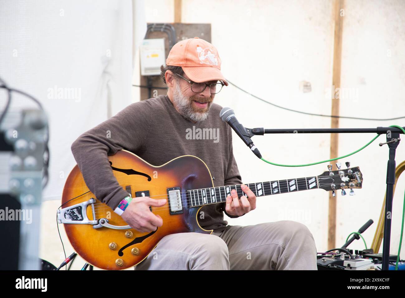 Eric Chenaux dal vivo all'Acid Horse Festival 2024. The Barge, Honey Street, Wiltshire. Foto Stock