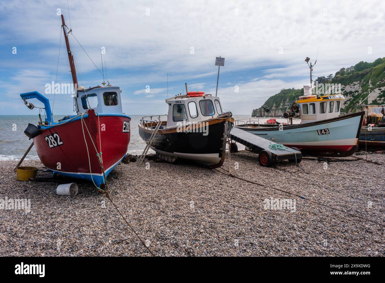 Barche da pesca sulla spiaggia di Beer, vicino a Seaton, Devon Foto Stock