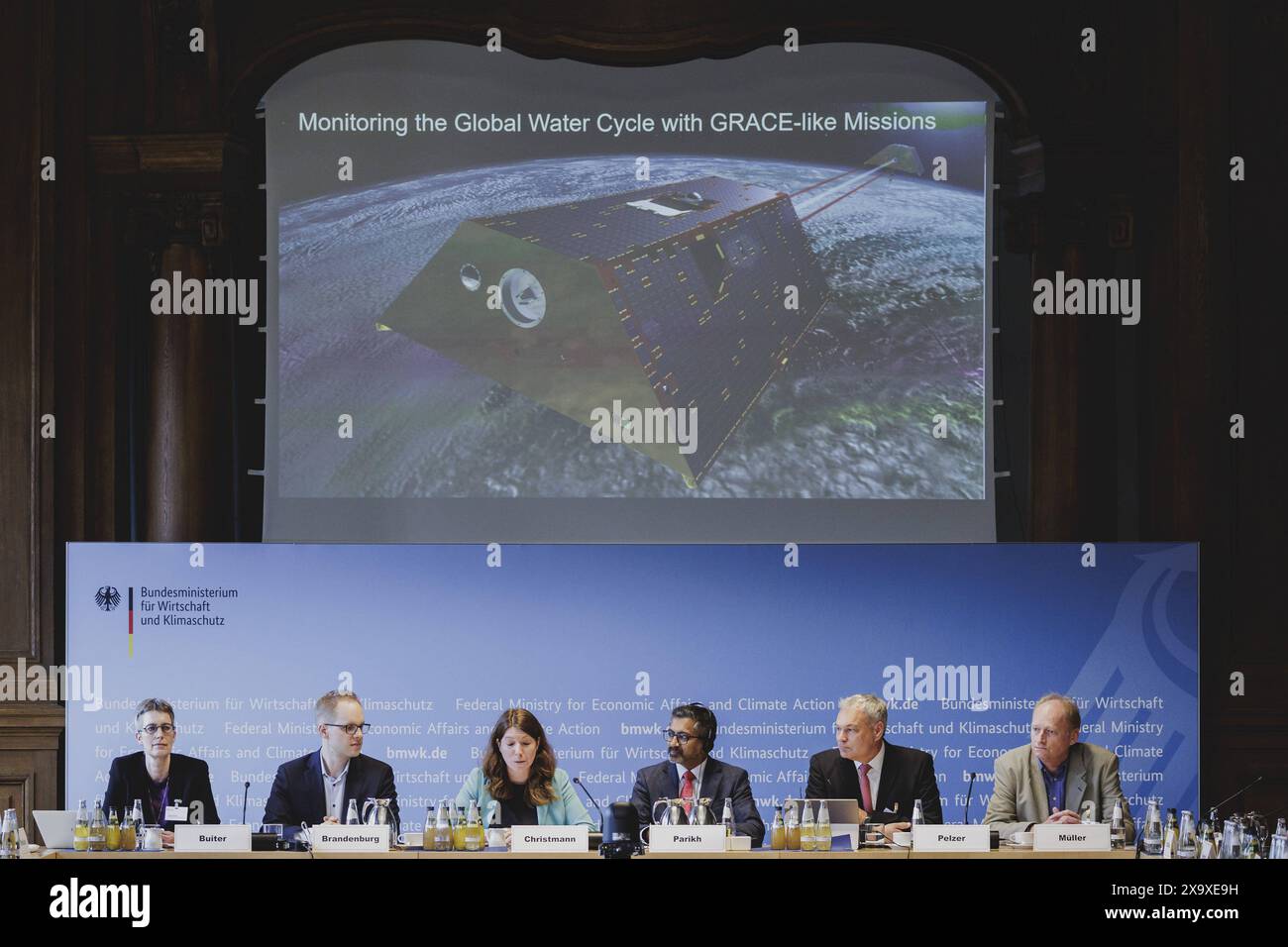 L-R Susanne Buiter, wissenschaftliche Vorstaendin Deutsches GeoForschungsZentrum GFZ, Jens Brandenburg, Parlamentarischer Staatssekretaer im Bundesministerium fuer Bildung und Forschung, Anna Christmann, Koordinatorin der Bundesregierung fuer die deutsche Luft- und Raumfahrtpolitik, Direktor fuer Praezisionsinterferometrie und Fundamentale Wechselwirkungen am Albert-Einstein-Institut des Max-Planck-Instituts fuer Gravitatio Foto Stock