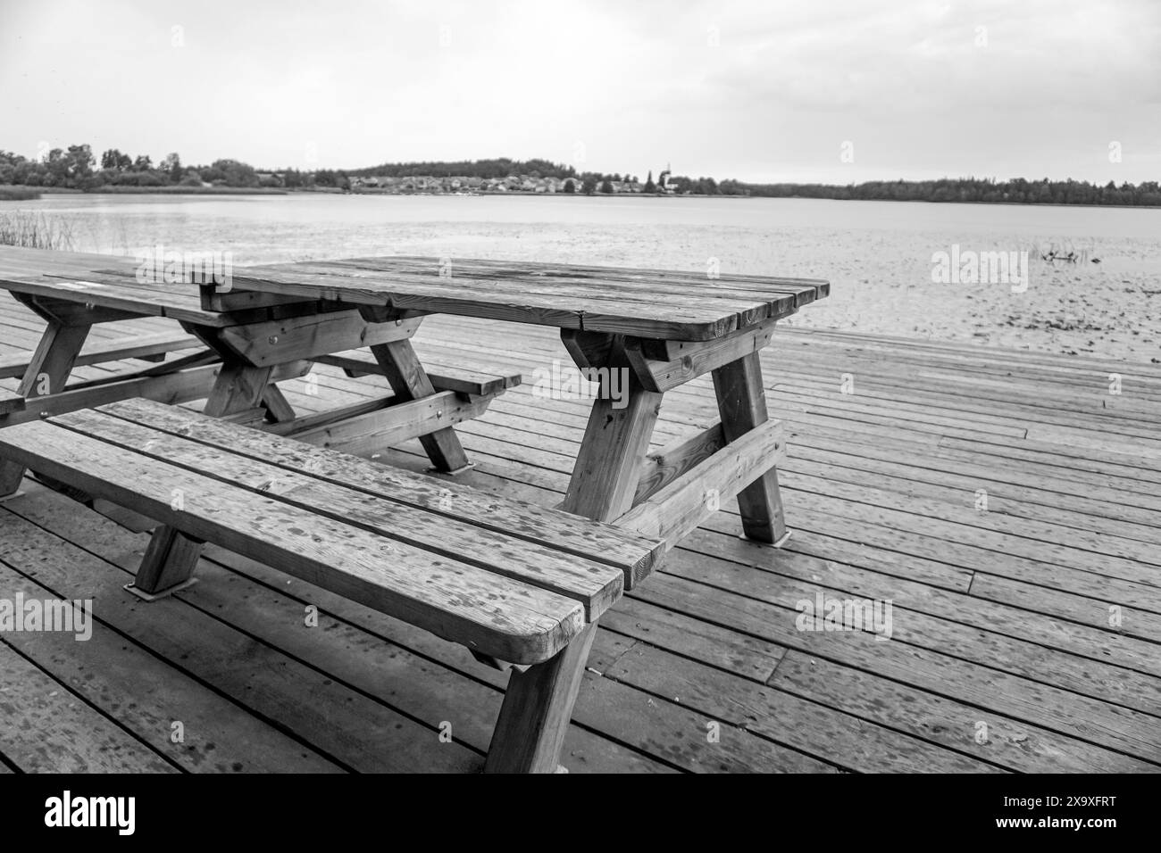 Primo piano di un tavolo da picnic su un molo Foto Stock