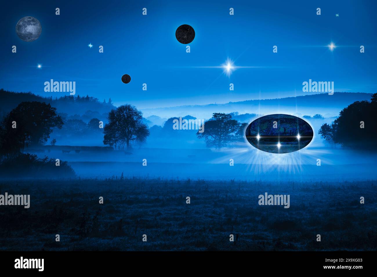 Una nave della flotta arriva ad atterrare su un campo di nebbia deserta. Foto Stock
