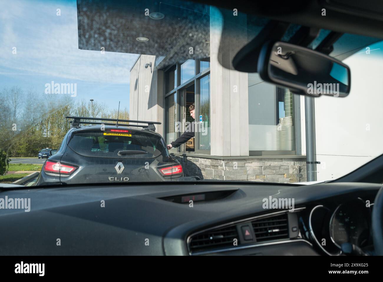 Fare code durante un viaggio attraverso Starbucks. Foto Stock