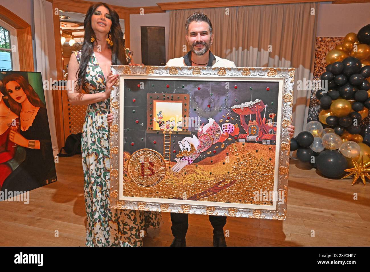 Mark Terenzi versteigert ein Bild an Micaela Schäfer bei der Veranstaltung 10 Jahre Andreas Ellermann Stiftung im Waldhaus Reinbek. Amburgo, der 08.05.2024 10 Jahre Andreas Ellermann Stiftung, Reinbek Schleswig-Holstein Deutschland Waldhaus Reinbek **** Mark Terenzi mette all'asta una foto a Micaela Schäfer all'evento 10 anni Fondazione Andreas Ellermann al Waldhaus Reinbek Amburgo, 08 05 2024 10 anni Fondazione Andreas Ellermann, Reinbek Schleswig Holstein Germania Waldhaus Reinbek Reinbek Reinbek Foto Stock