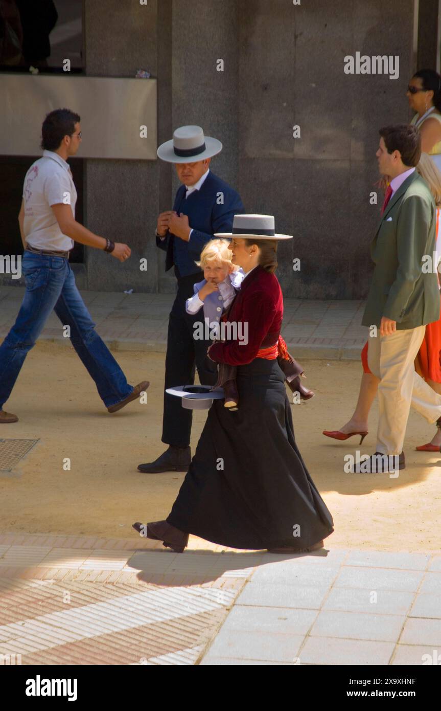 Famiglia alla fiera ippica di Jerez de la Frontera. Foto Stock