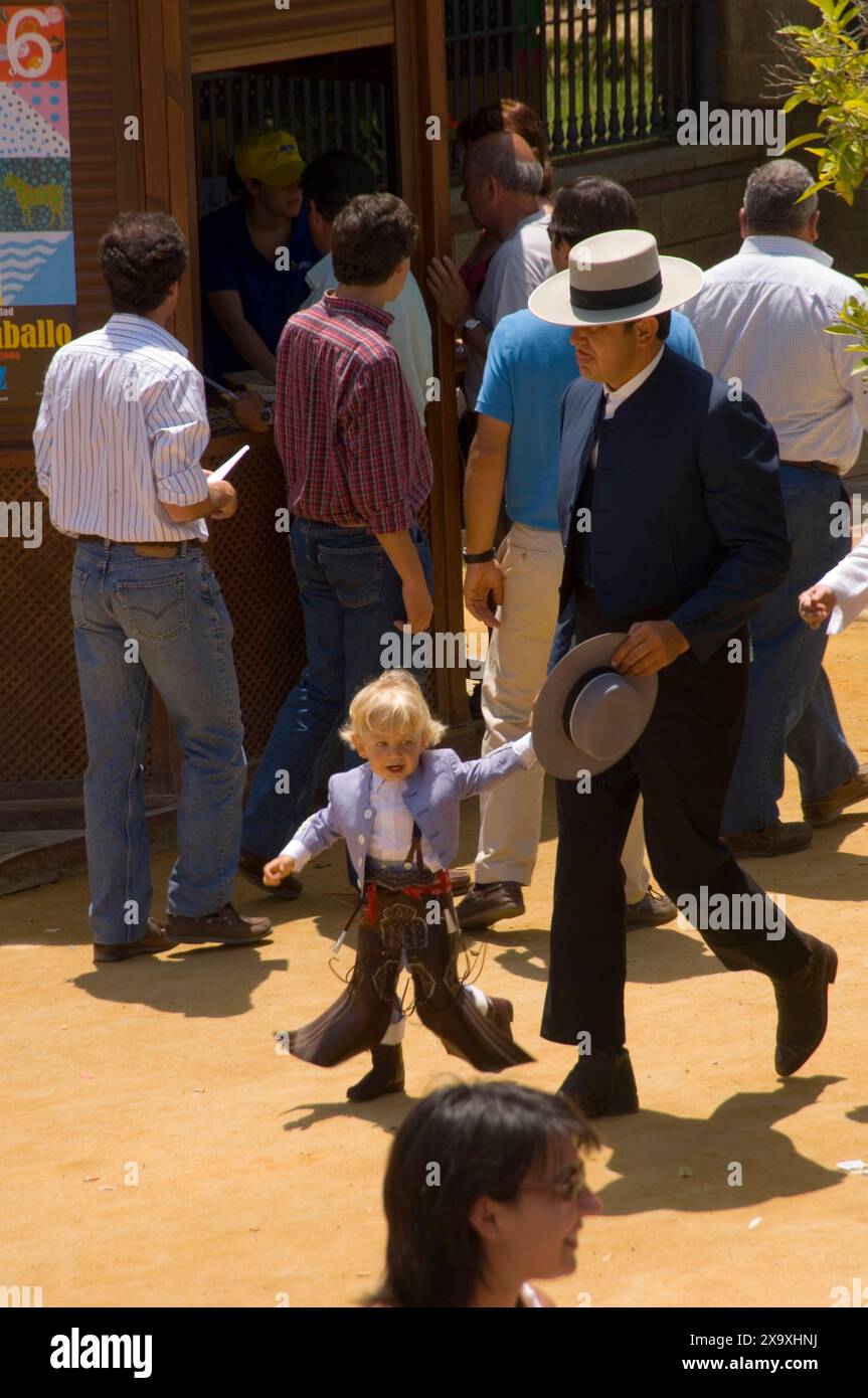 Famiglia alla fiera ippica di Jerez de la Frontera. Foto Stock