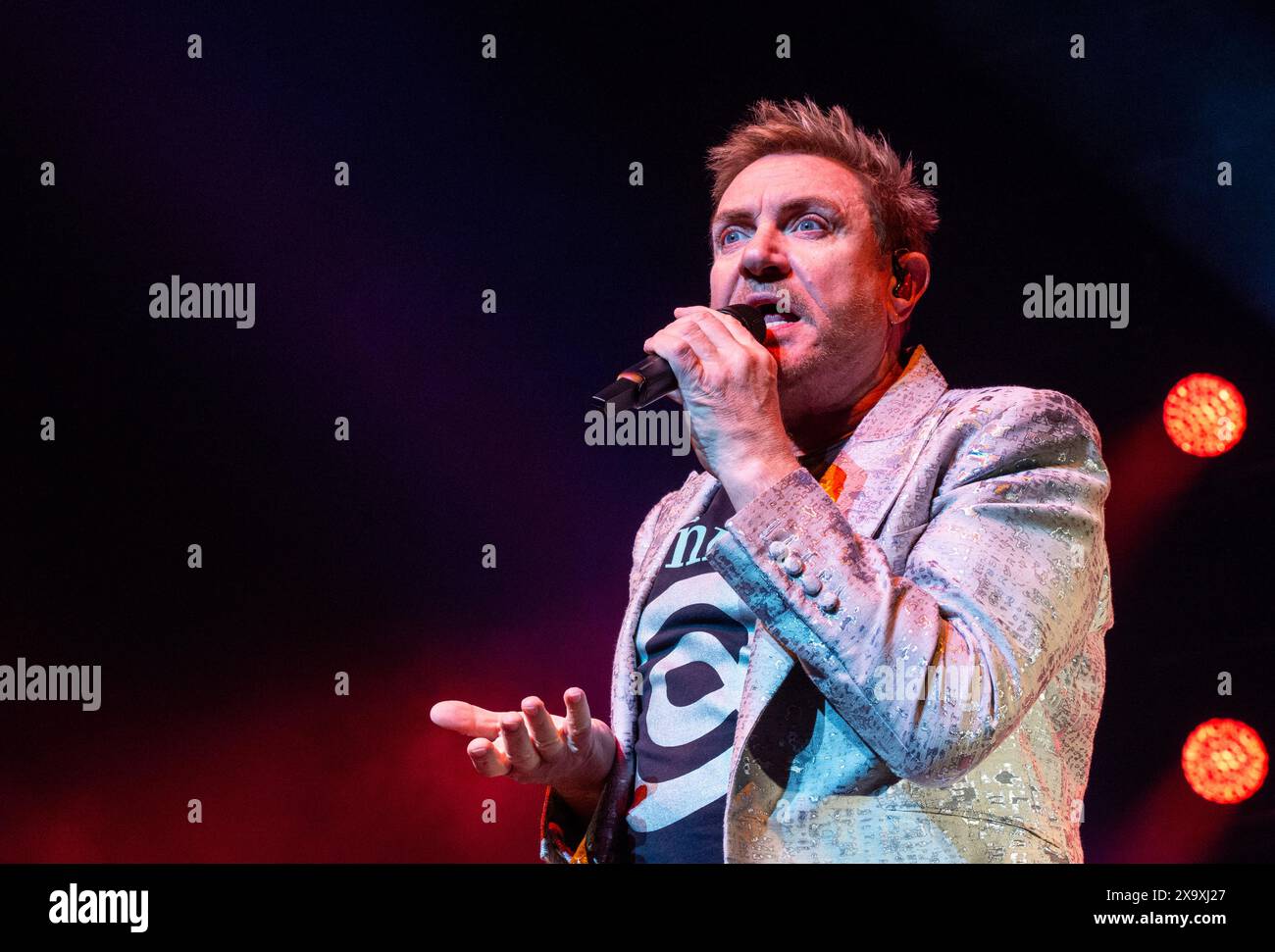 Voce principale della band britannica Duran Duran Simon le Bon che suona dal vivo alla Leeds Arena. Foto Stock