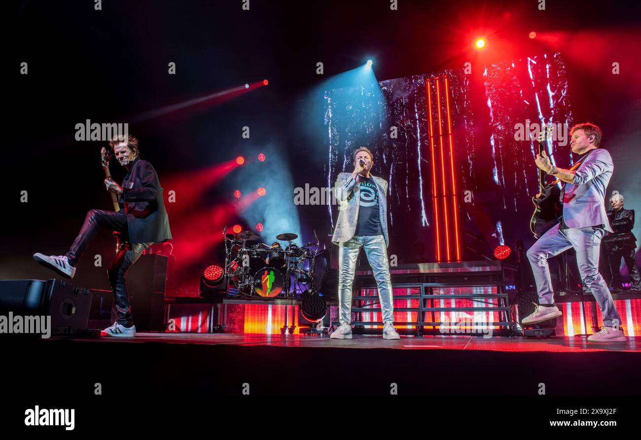 La band britannica Duran Duran suona dal vivo alla Leeds Arena con il bassista di sinistra John Taylor il cantante Simon le Bon il chitarrista Dominic Brown e il tastierista Nick Rhodes visibili anche in sottofondo. Foto Stock