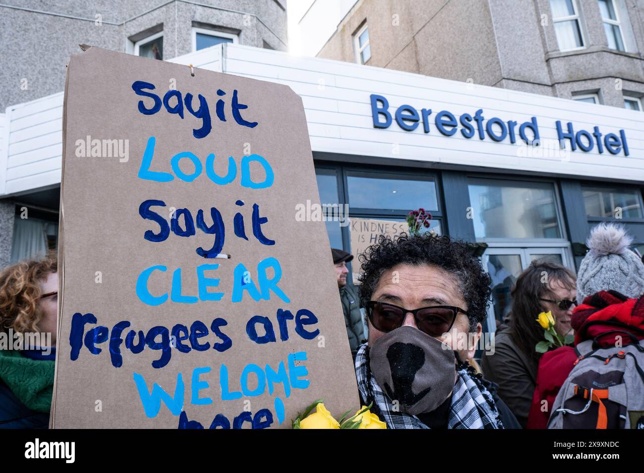 Una controdimostrazione organizzata da gruppi antifascisti contro una protesta del gruppo di destra Reform UK contro i richiedenti asilo collocata al Beresford Hotel di Newquay in Cornovaglia. Foto Stock