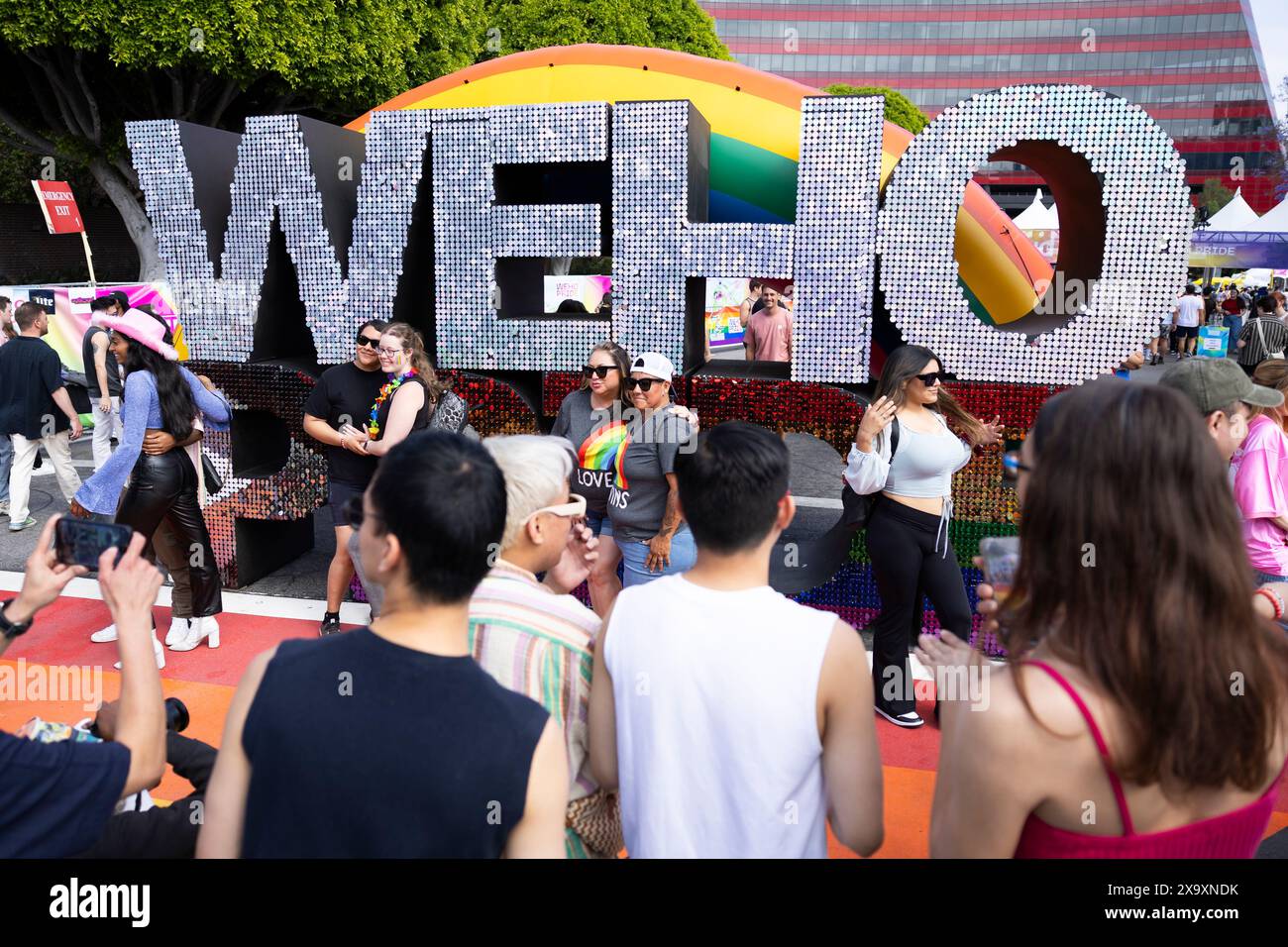 Los Angeles, Stati Uniti. 2 giugno 2024. Persone che scattano foto dall'insegna WeHo Pride durante la fiera WeHo Pride Street Fair a West Hollywood, California, domenica 2 giugno 2024. (Foto di Caylo Seals/Sipa USA) credito: SIPA USA/Alamy Live News Foto Stock