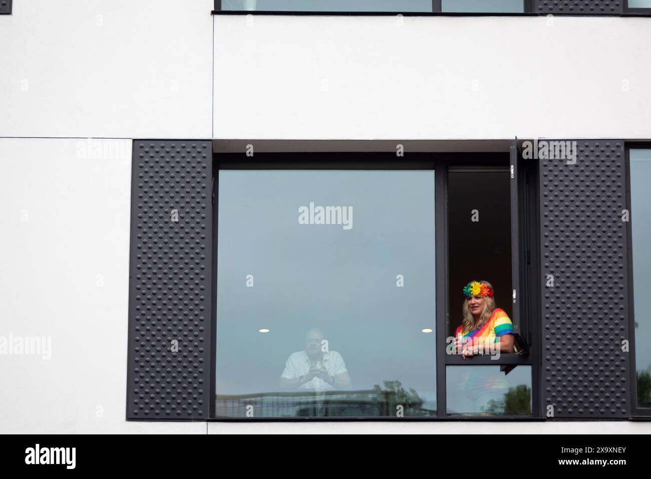 Los Angeles, Stati Uniti. 2 giugno 2024. Una donna guarda la Weho Pride Parade a West Hollywood, California, domenica 2 giugno 2024. Il percorso della parata percorreva la storica Route 66, iniziando da North San Vicente Blvd. E terminando nel Rainbow District della città, dove si svolsero ulteriori festeggiamenti di orgoglio. (Foto di Caylo Seals/Sipa USA) credito: SIPA USA/Alamy Live News Foto Stock