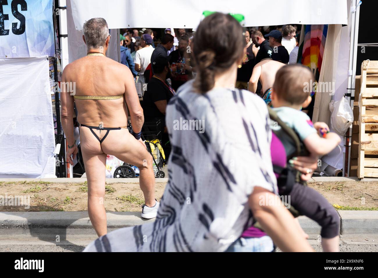 Los Angeles, Stati Uniti. 2 giugno 2024. Una donna e suo figlio guardano un uomo fuori dalla WeHo Pride Street Fair a West Hollywood, California, domenica 2 giugno 2024. (Foto di Caylo Seals/Sipa USA) credito: SIPA USA/Alamy Live News Foto Stock