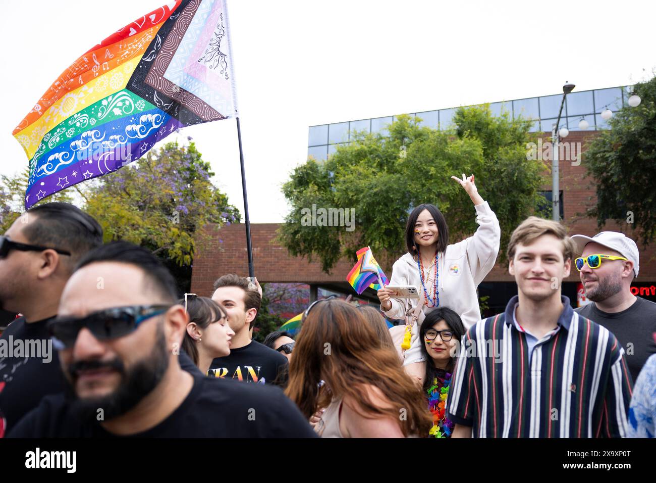 Los Angeles, Stati Uniti. 2 giugno 2024. La folla guarda la Weho Pride Parade a West Hollywood, California, domenica 2 giugno 2024. Il percorso della parata percorreva la storica Route 66, iniziando da North San Vicente Blvd. E terminando nel Rainbow District della città, dove si svolsero ulteriori festeggiamenti di orgoglio. (Foto di Caylo Seals/Sipa USA) credito: SIPA USA/Alamy Live News Foto Stock