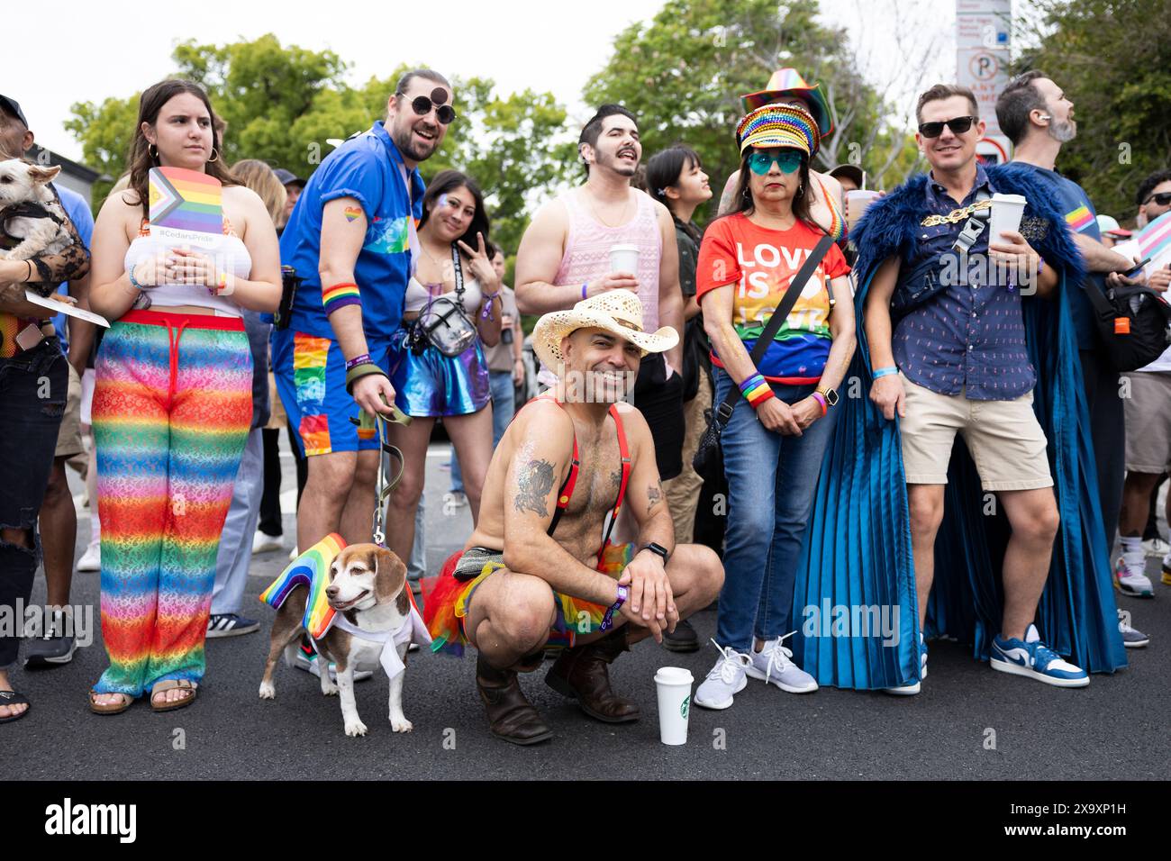 Los Angeles, Stati Uniti. 2 giugno 2024. La folla posa per una foto durante un intervallo di carri allegorici alla West Hollywood Pride Parade a West Hollywood, California, domenica 2 giugno 2024. Il percorso della parata percorreva la storica Route 66, iniziando da North San Vicente Blvd. E terminando nel Rainbow District della città, dove si svolsero ulteriori festeggiamenti di orgoglio. (Foto di Caylo Seals/Sipa USA) credito: SIPA USA/Alamy Live News Foto Stock