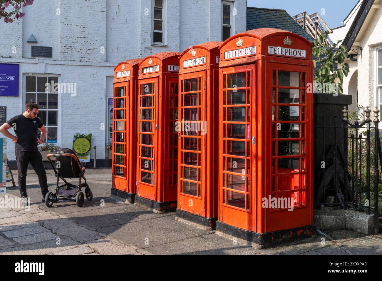 Una fila di quattro cabine telefoniche rosse tradizionali in Lemon Street, nel centro di Truro, in Cornovaglia, nel Regno Unito. Foto Stock