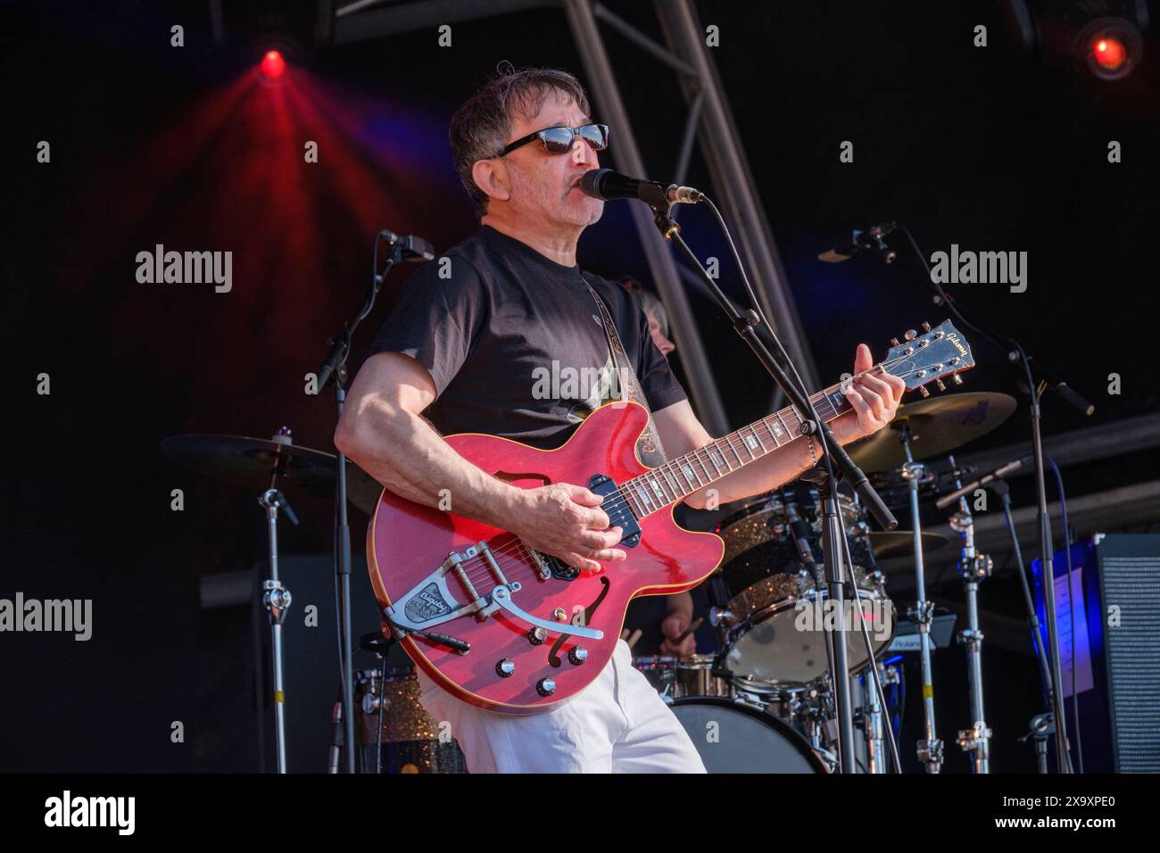 Ian Broudie dei Lightning Seeds si esibisce al Wychwood Festival, Cheltenham, Regno Unito. 2 giugno 2024 Foto Stock