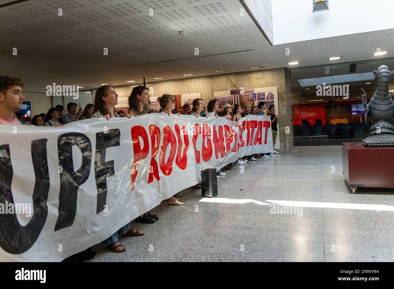 Gli studenti dell'Università Pompeu Fabra di Barcellona, una delle poche università pubbliche catalane che ha un rapporto con aziende israeliane, sono stati teatro di una manifestazione filo-palestinese che chiedeva al consiglio di governo di rompere i legami con Israele. Estudiantes de la Universidad Pompeu Fabra de Barcelona, una de las pocas universidades p&#xfa;blicas catalanas que tiene relación con empresas israel&#xed;es, han sido escenario de una manifestación pro palestina pidiendo que el consejo rector rompa lazos con Israel. News Politics - Barcellona, Spagna lunedì 3 giugno 2024 (foto di Foto Stock