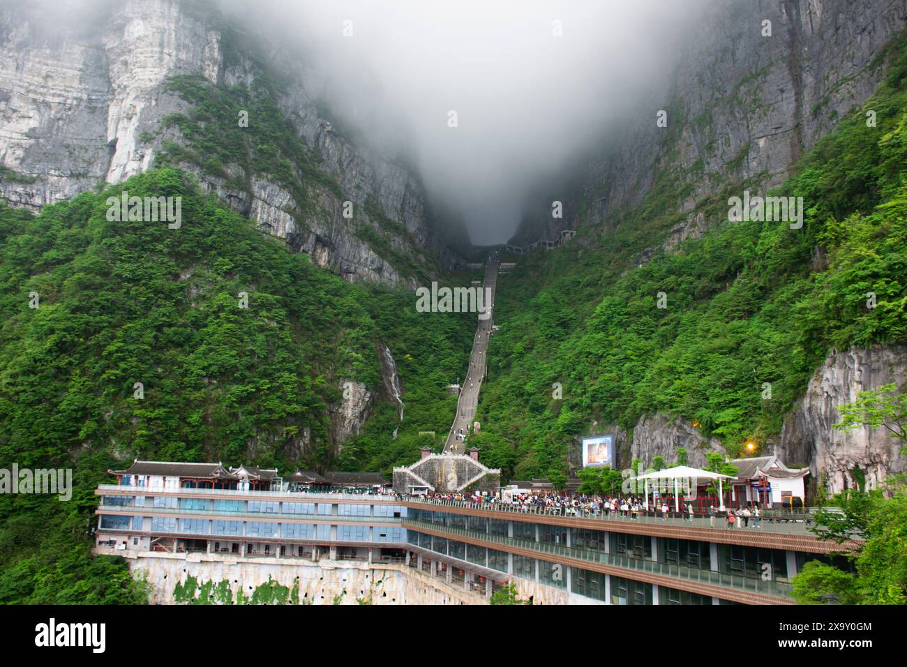 La grotta Tianmen Shan o la porta del Paradiso nel Parco Nazionale della Foresta di Tianmenshan Mountain per i viaggiatori cinesi che viaggiano visitano camminando sulle scale rispettano i desideri Foto Stock