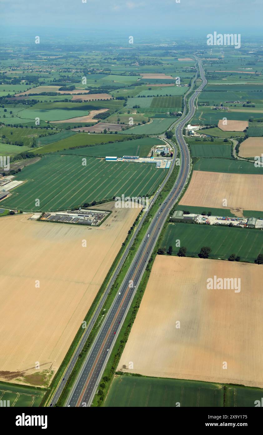 Veduta aerea dell'autostrada A1(M) in direzione nord attraverso N Yorkshire. Questa sezione si trova a nord della J50 e mostra Alfred Hymas Haulage & Heck Food Ltd Foto Stock