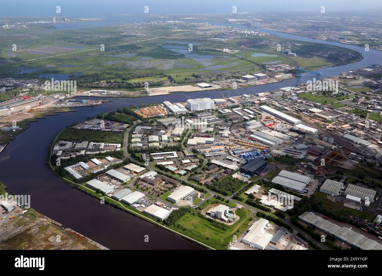 Veduta aerea della zona industriale di Riverside Park, Middlesbrough, presa da ovest guardando il fiume Tees verso il Mare del Nord Foto Stock