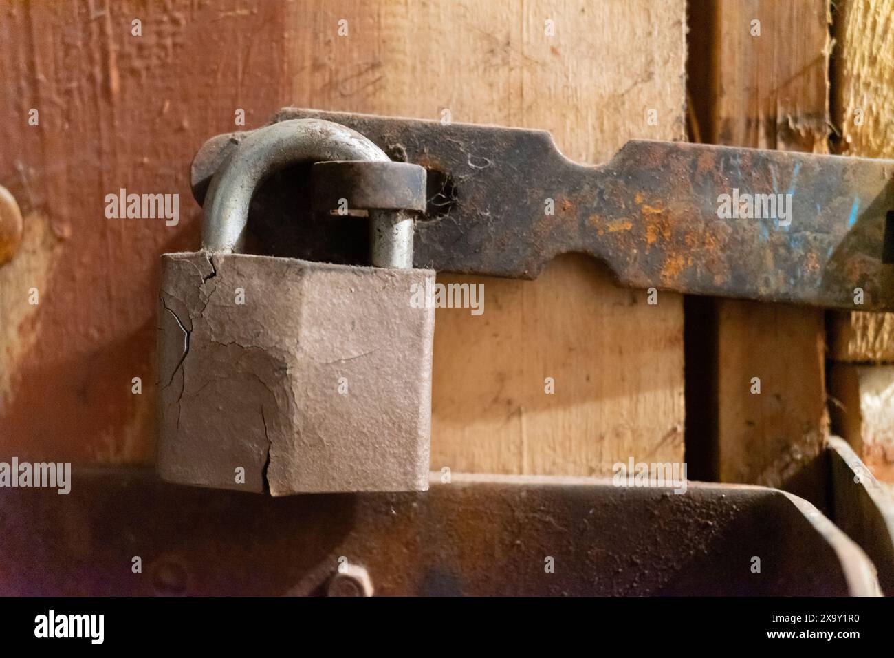 Vecchia serratura incrinata su una porta di legno. Foto Stock