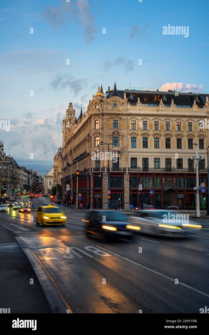 Ferenciek Tere, Ferenciek Square (passaggio Parisien), scatto con velocità dell'otturatore elevata Foto Stock