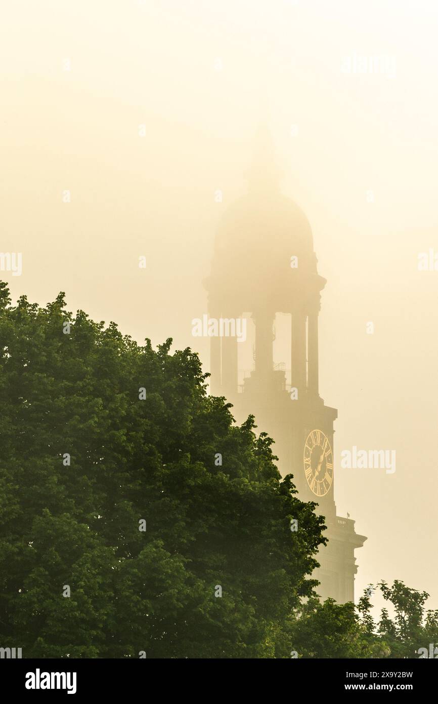 La famosa torre della chiesa del Michel nella nebbia mattutina di Amburgo Foto Stock
