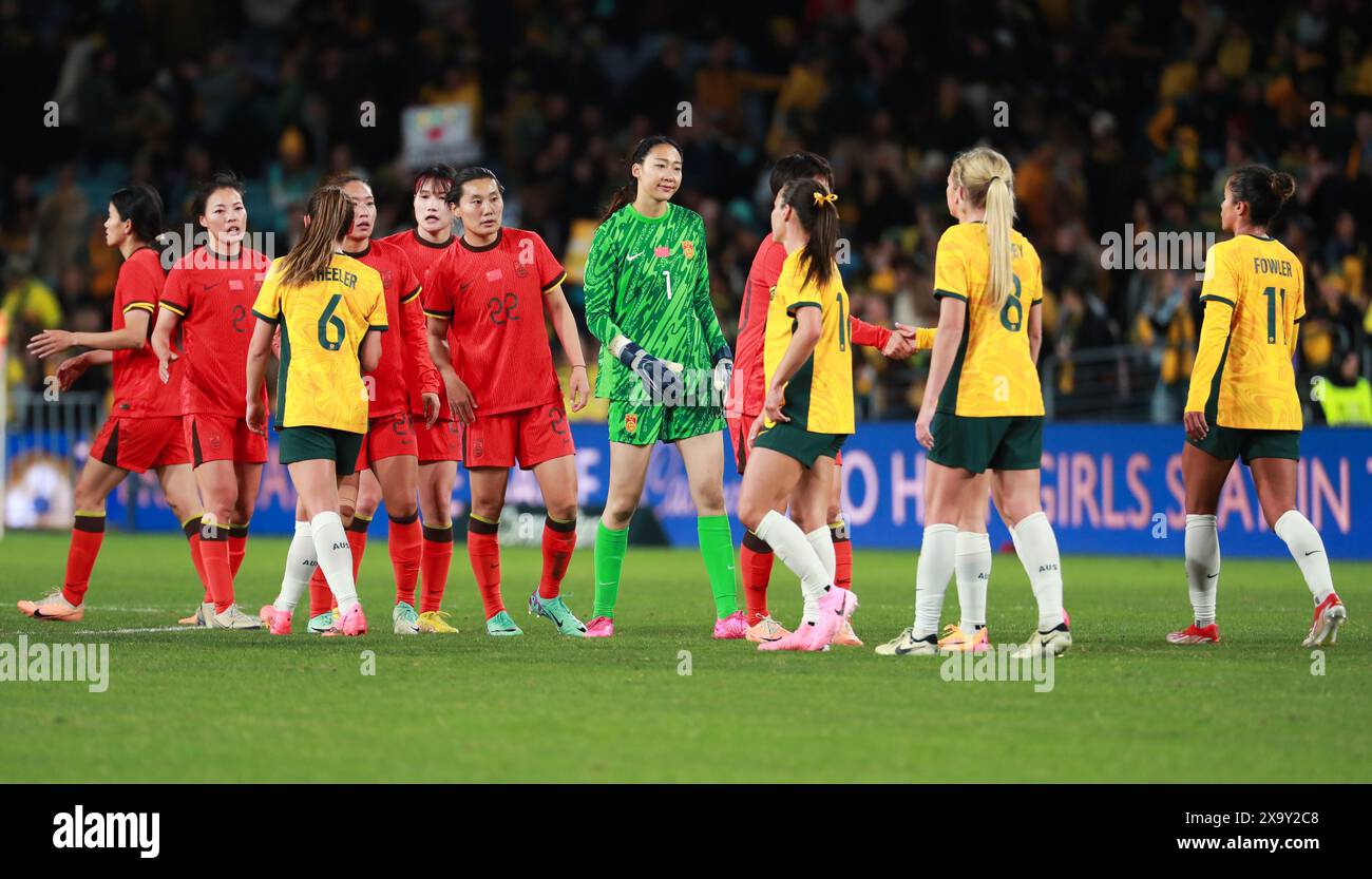 Sydney, Australia. 3 giugno 2024. I giocatori di entrambe le squadre si salutano dopo una partita amichevole di calcio tra Cina e Australia a Sydney, Australia, 3 giugno 2024. Credito: Ma Ping/Xinhua/Alamy Live News Foto Stock