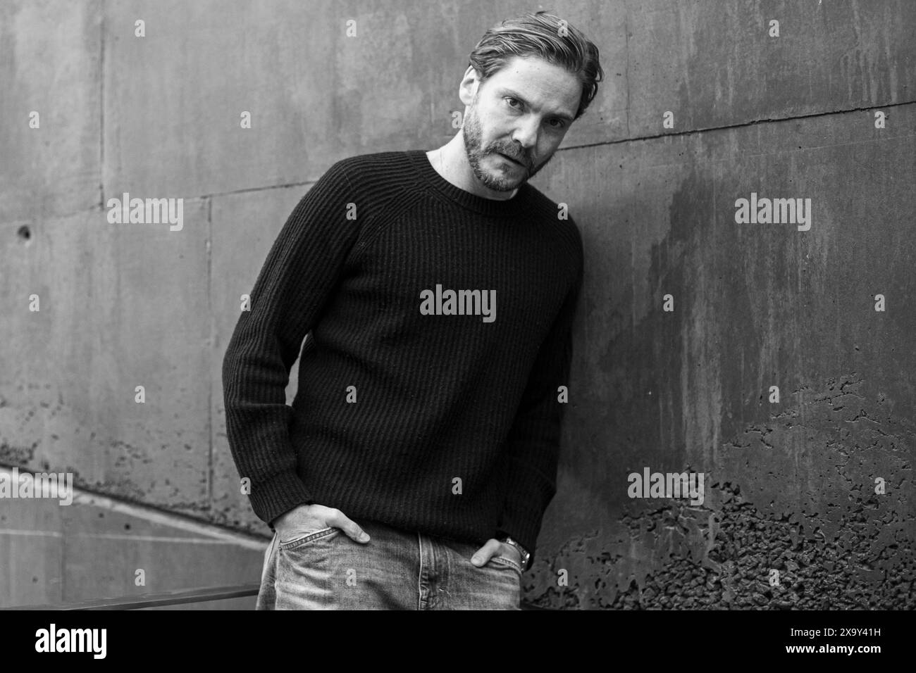 Daniel Bruhl posa per la sessione «Next Door» «la puerta de al lado» a Madrid. Foto Stock