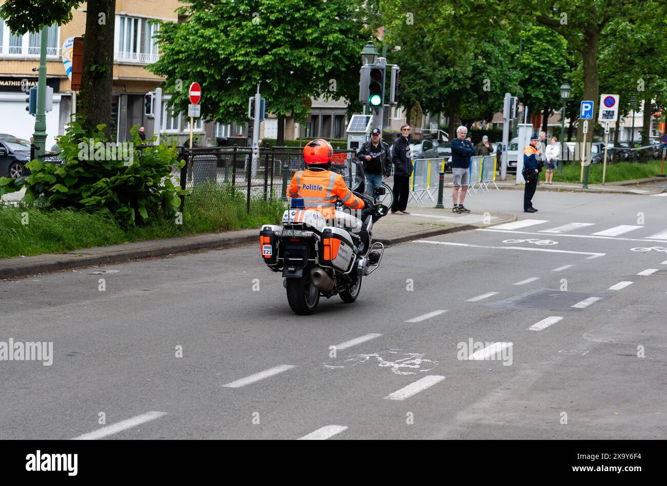 Jette, Bruxelles regione capitale, Belgio 2 giugno 2024 - polizia di pattuglia autostradale scorta al Brussels Cycling Classic 2024 Foto Stock