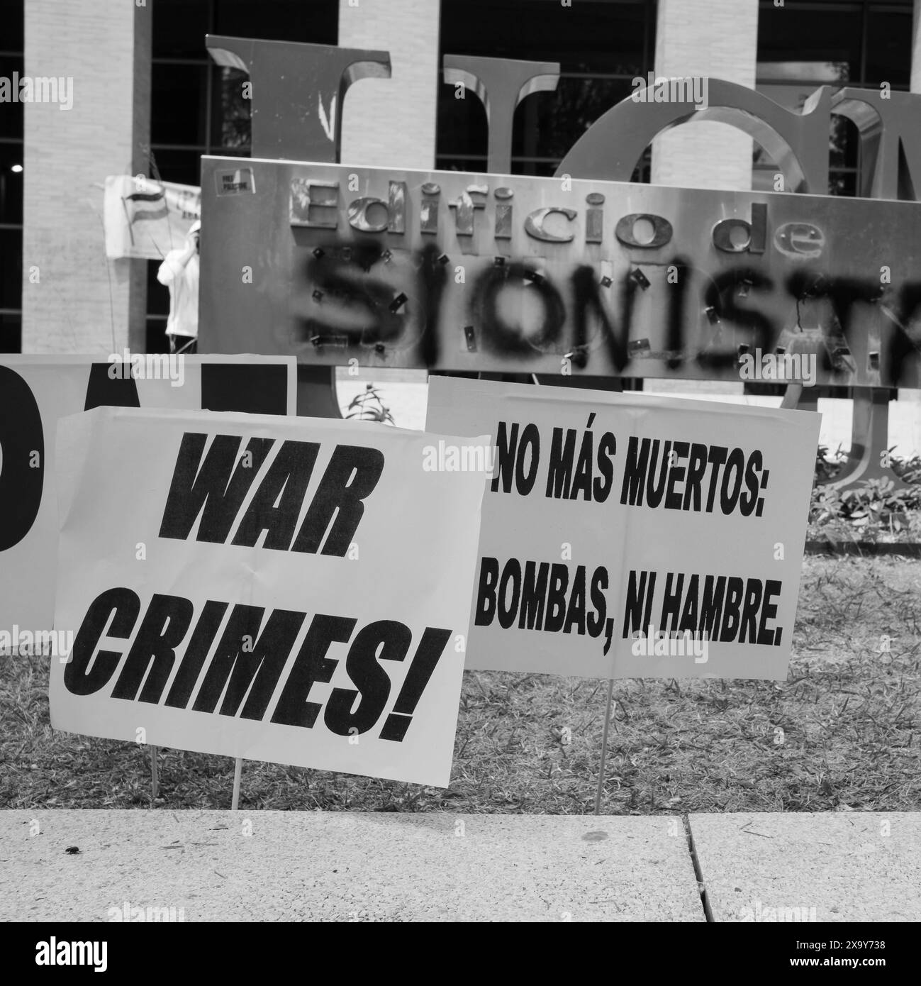 Decine di persone durante la manifestazione in solidarietà con il popolo palestinese, nel campus della Ciudad Universitaria, il 3 giugno 2024 a Madrid, Spagna. (Foto di Oscar Gonzalez/Sipa USA) Foto Stock