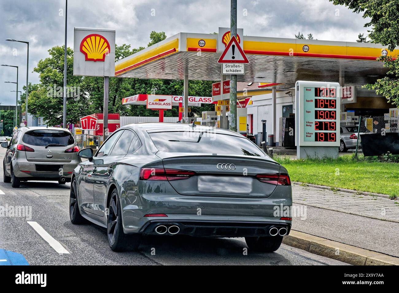 Wird es noch billiger Autos vor der Tankstelle a München. München Bayern Deutschland *** sarà ancora più economico di fronte al distributore di benzina di Monaco Monaco di Baviera Baviera Germania Copyright: XRolfxPossx Foto Stock