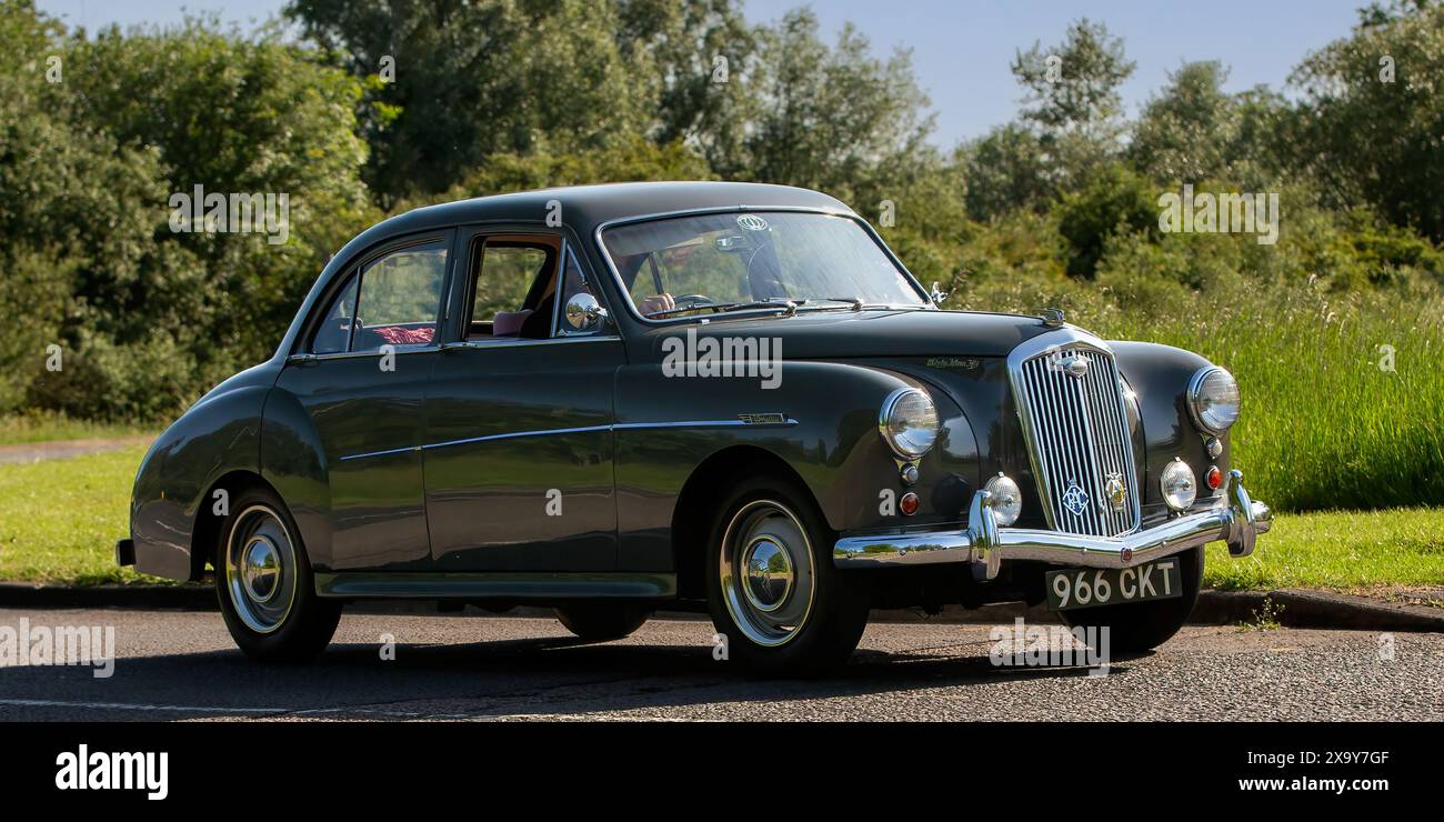 Stony Stratford, Regno Unito - 2 giugno 2024: 1958 Woseley 15 50 auto d'epoca su una strada di campagna britannica Foto Stock