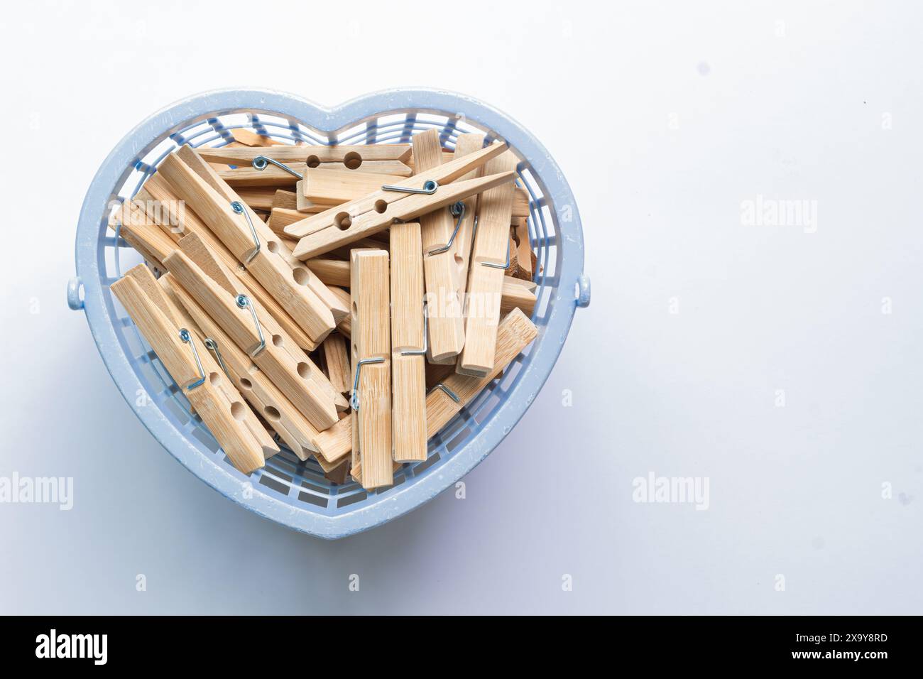 Colpo d'occhio del bucato clothespins nel cestino a forma di cuore Foto Stock