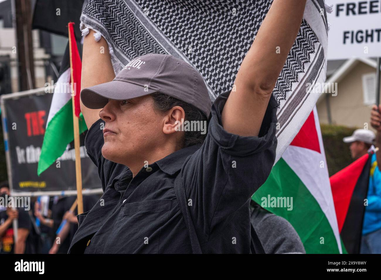 West Hollywood, CA, USA – 1 giugno 2024: Manifestanti pro-palestinesi marciano su Fountain avenue durante il rally "Rise Up for Rafah" a West Hollywood, CA Foto Stock