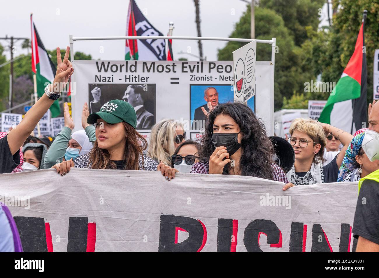 West Hollywood, CA, USA – 1 giugno 2024: Manifestanti pro-palestinesi marciano su Fountain avenue durante il rally "Rise Up for Rafah" a West Hollywood, CA Foto Stock