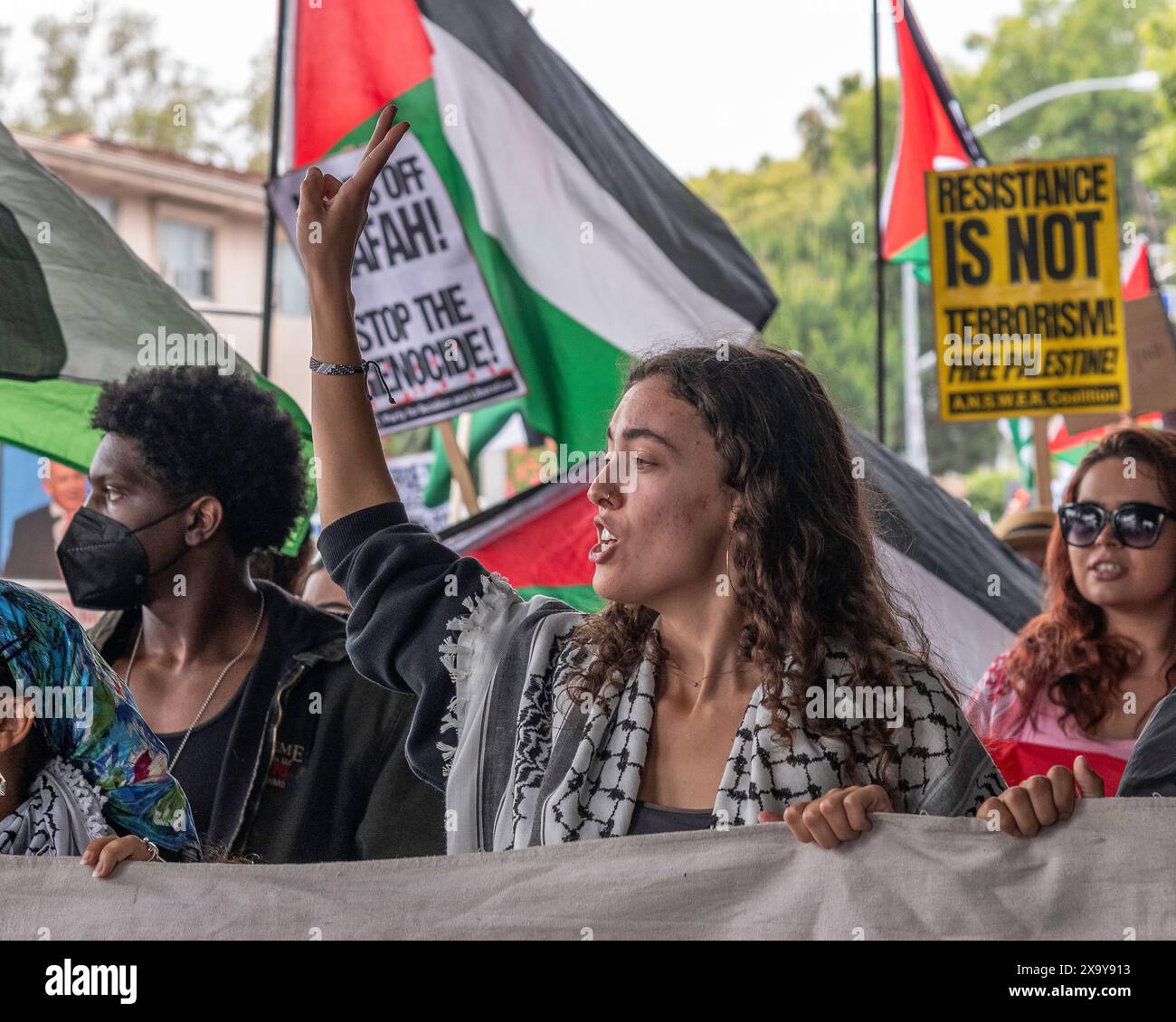 West Hollywood, CA, USA – 1 giugno 2024: Manifestanti pro-palestinesi marciano su Fountain avenue durante il rally "Rise Up for Rafah" a West Hollywood, CA Foto Stock