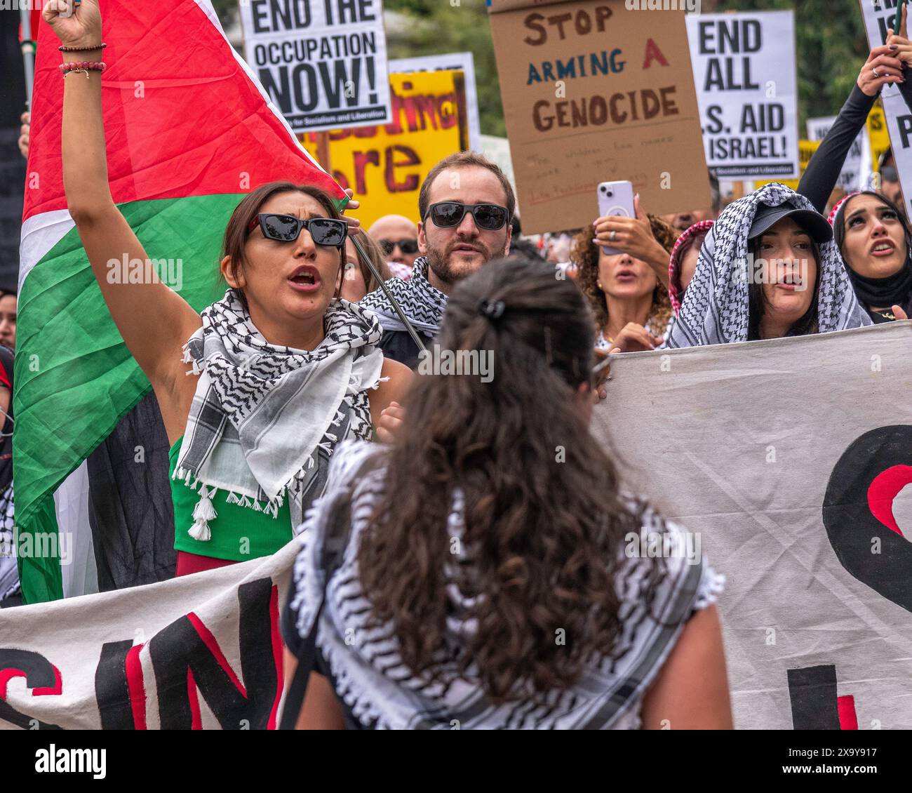 West Hollywood, CA, USA – 1 giugno 2024: Manifestanti pro-palestinesi marciano su Fountain avenue durante il rally "Rise Up for Rafah" a West Hollywood, CA Foto Stock