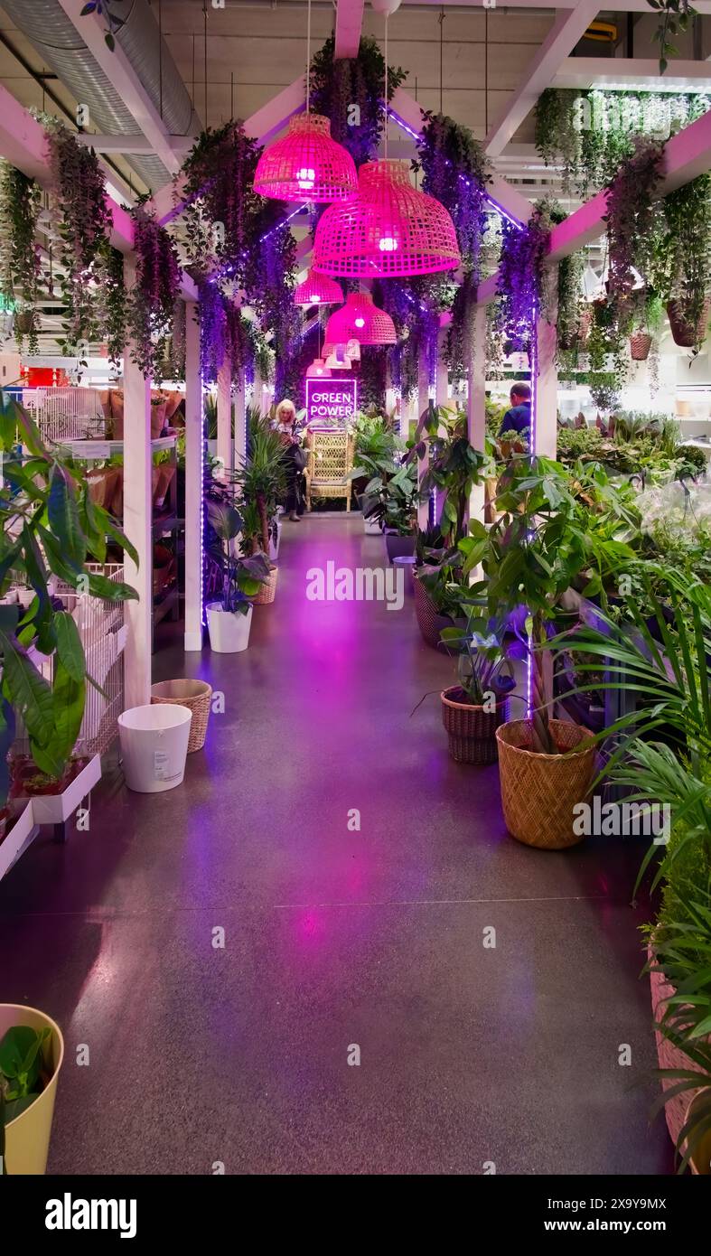 Navata nella sezione della pianta a vaso di Ikea con un cartello rosa al neon Green Power una sedia e plafoniere rosa Barakaldo Bilbao Paesi Baschi Spagna Foto Stock