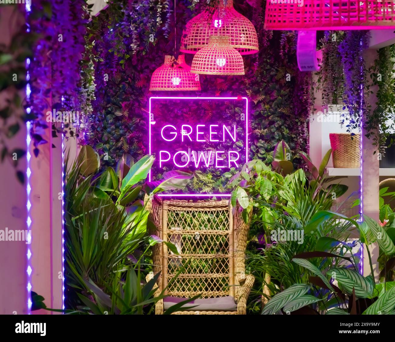 Navata nella sezione della pianta a vaso di Ikea con un cartello rosa al neon Green Power una sedia e plafoniere rosa Barakaldo Bilbao Paesi Baschi Spagna Foto Stock