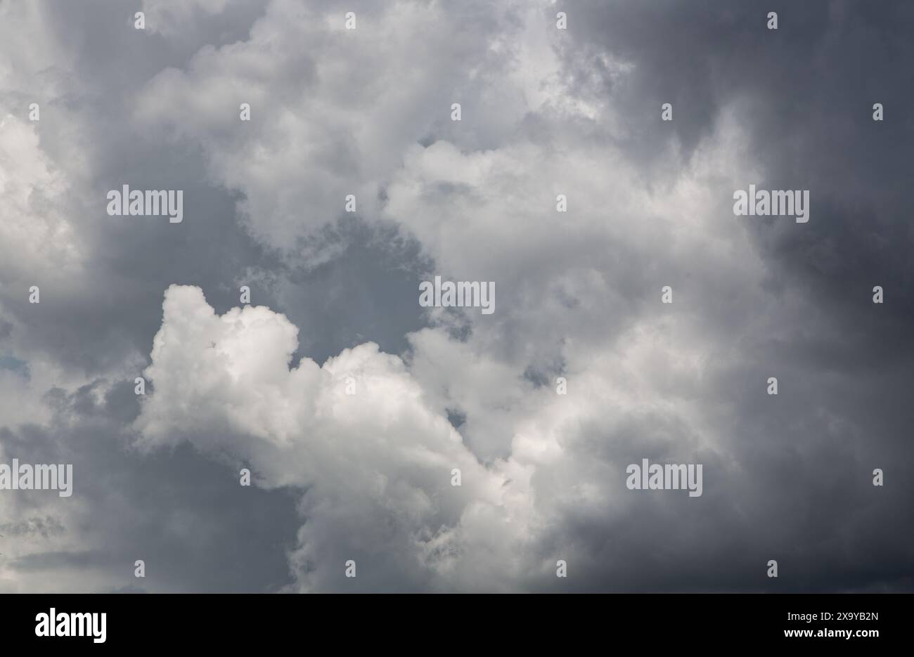 Paesaggio panoramico sotto cieli nuvolosi e tempestosi Foto Stock