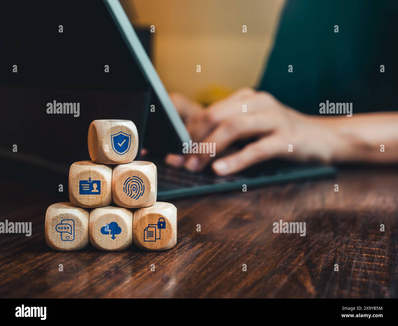 Protezione dei dati personali e sistema di cibersicurezza online, concetto di tecnologia Internet. Icone di informazioni digitali sulla privacy sul blocco di legno a forma di cubo piramide st Foto Stock