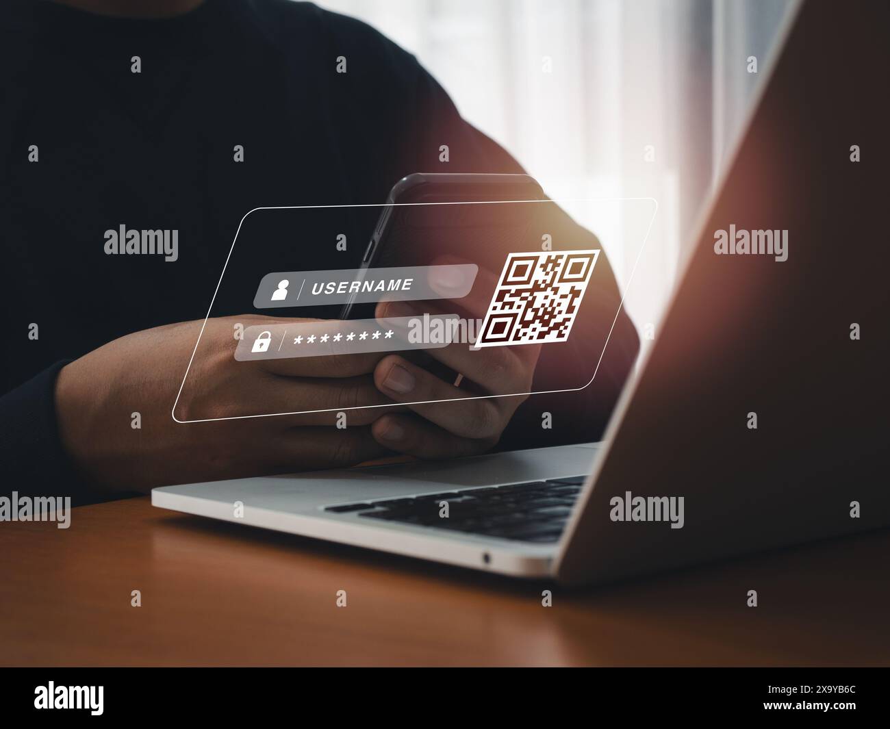 Codice QR, concetto di sicurezza per l'autenticazione a più fattori. Scansione digitale del codice QR per l'accesso sullo schermo del sito Web dal computer portatile, scansione tramite cellulare p Foto Stock