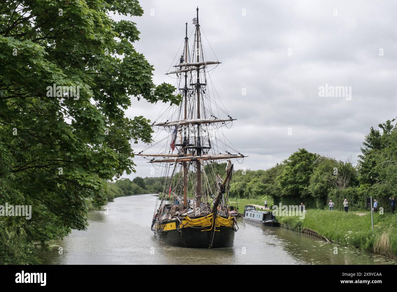 Le navi Phoenix attraversano il canale delle navi Gloucester e Sharpness . Phoenix, un Brig del XVIII secolo e che è apparso nel film di Ridley Scots Napoleon Foto Stock