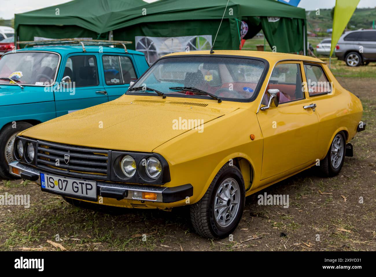 Due auto d'epoca parcheggiate fianco a fianco sull'erba di Iasi, Romania Foto Stock