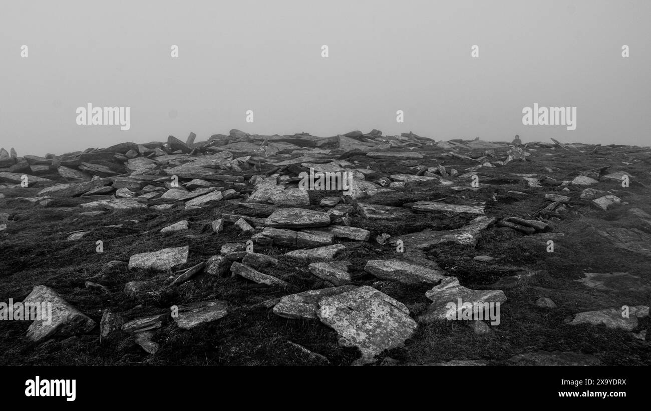 Le lastre di roccia sparse sul lato della montagna, sembravano disposte quasi intenzionalmente in questo modo. Foto Stock