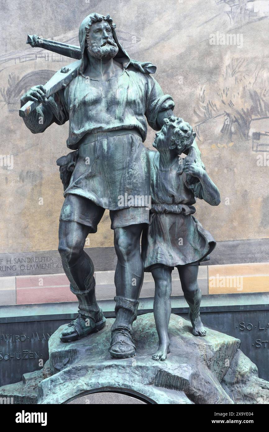 Monumentales Wilhelm Tell- Denkmal ad Altdorf, iim Kanton Uri. Altdorf ist der Sage nach der Ort, Wo Wilhelm Tell auf Geheiß von Landvogt Geissler einen Apfel vom Kopf Seines Sohnes schießen mußte. Foto:Winfried Rothermel *** Monumental William Tell memoriale ad Altdorf, nel cantone di Uri secondo la leggenda, Altdorf è il luogo in cui William Tell ha dovuto sparare una mela dalla testa dei suoi figli per volere del Bailiff Geissler foto Winfried Rothermel Foto Stock