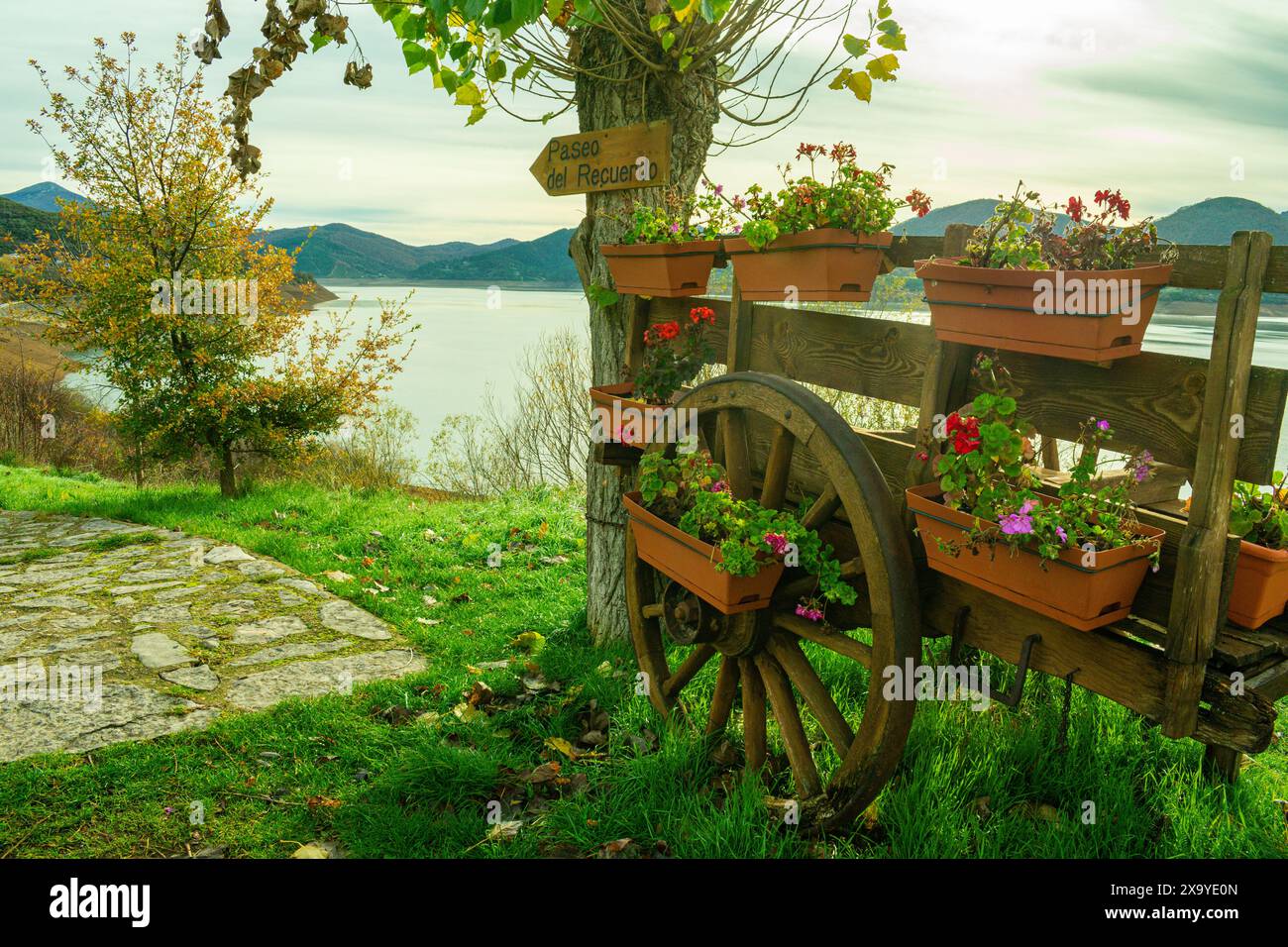 Un percorso floreale della memoria di Riano Reservoir, Leon, con una bella mostra di fiori Foto Stock