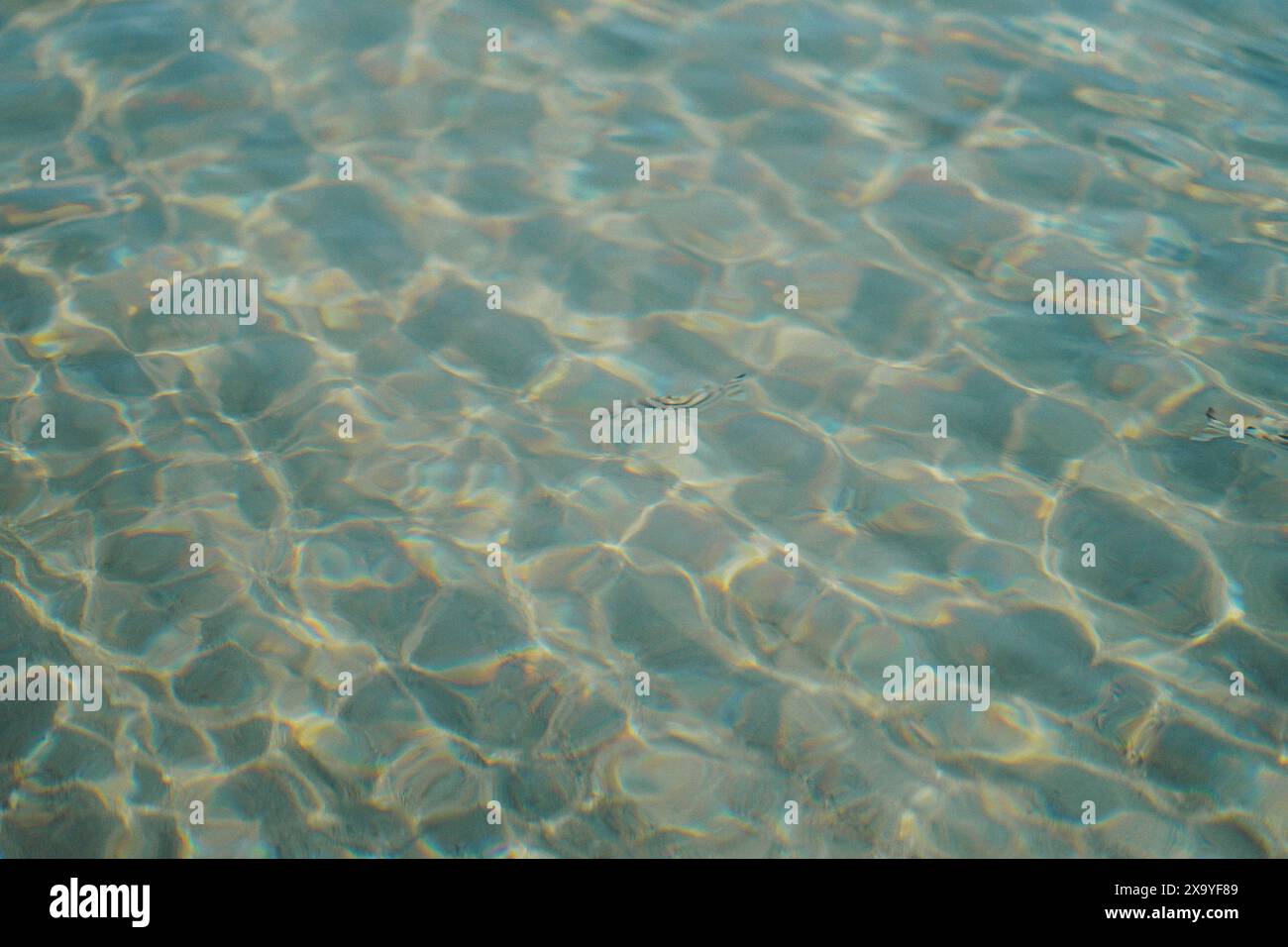 Acque poco profonde vicino alla spiaggia in una giornata di sole Foto Stock