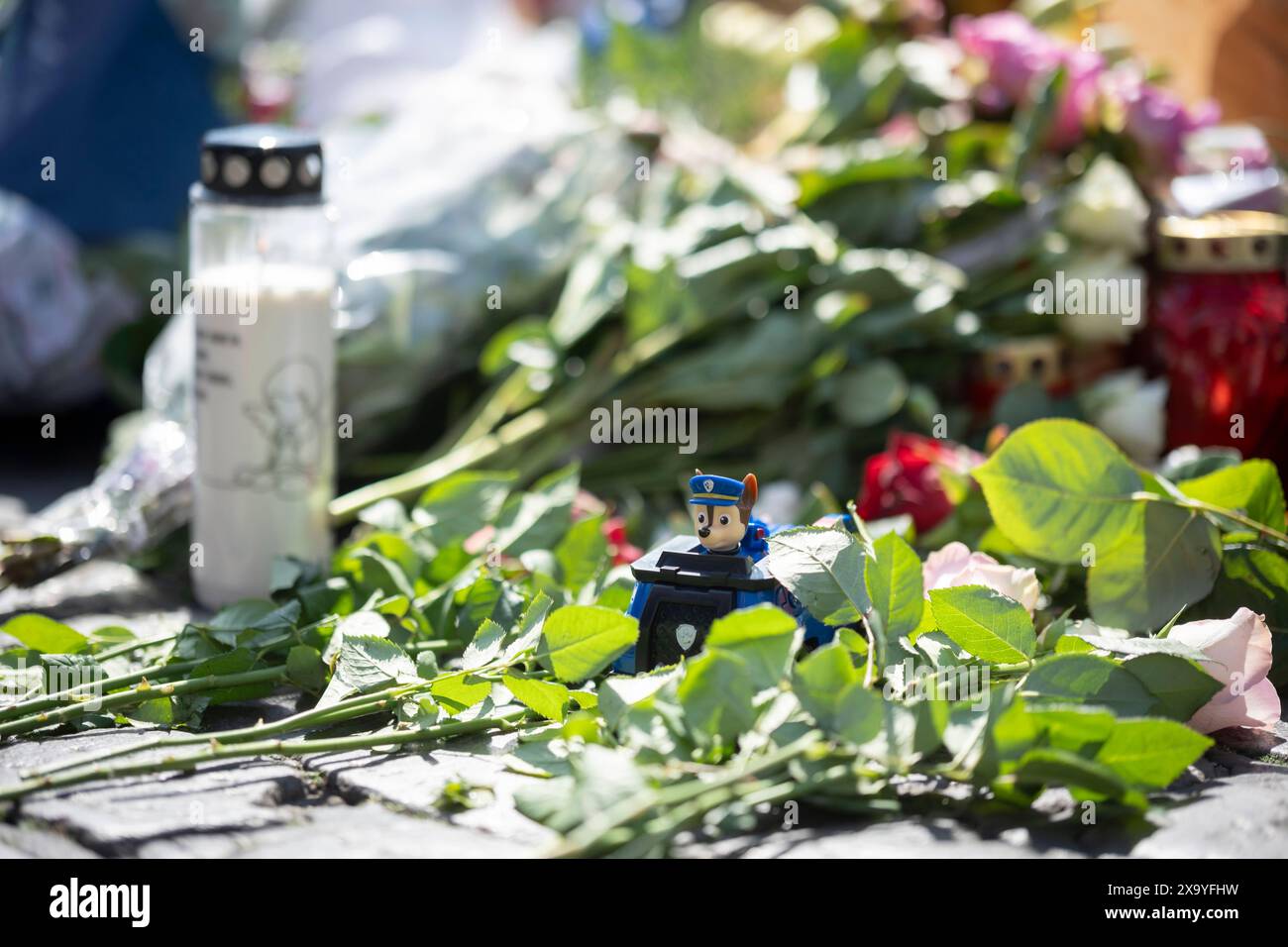 Trauer um einen 29-jaehrigen Polizeibeamten, der nach einer Messerattacke in Mannheim gestorben ist: MIT einer Kundgebung und einem interreligioesen Friedensgebet wurde seiner am Montagnachmittag auf dem Marktplatz in Mannheim gedacht foto vom 03.06.2024. Die Bluttat vom vergangenen Freitag Hatte bundesweit Entsetzen ausgeloest. AM 31.05.2024 hatte ein Mann auf dem Mannheimer Marktplatz mehrere Menschen mit einem langen Messer attackiert. Dabei wurden sechs Menschen zum Teil lebensgefaehrlich verletzt. Den am Sonntag gestorbenen Polizisten stach der Taeter mehrmals in den Bereich des Kopfes, d Foto Stock